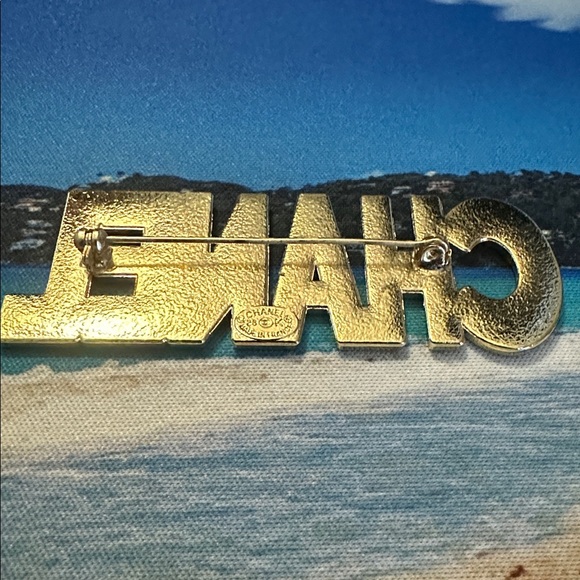 Fashion Goldtone & rhinestone brooch - Picture 2 of 2